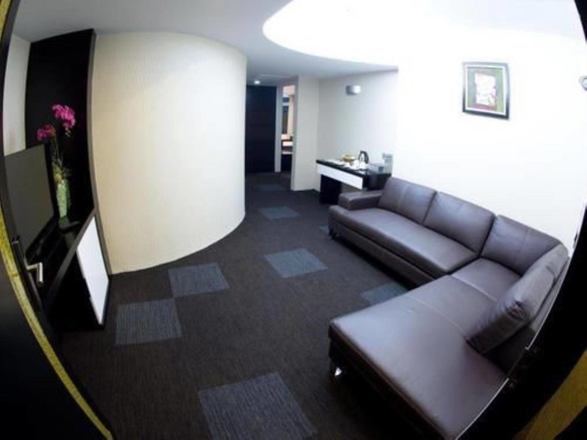 Avenue 64 Hotel Γιανγκόν Εξωτερικό φωτογραφία