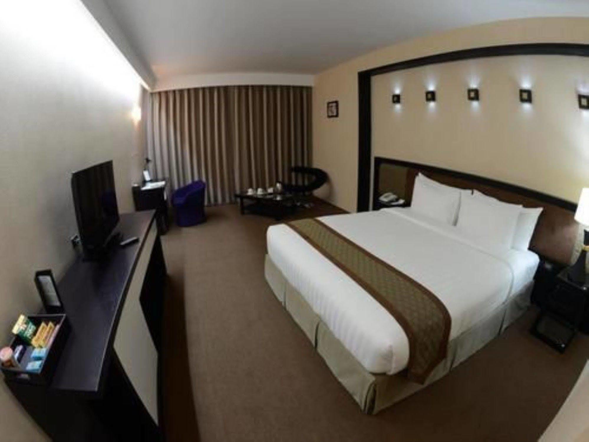 Avenue 64 Hotel Γιανγκόν Εξωτερικό φωτογραφία